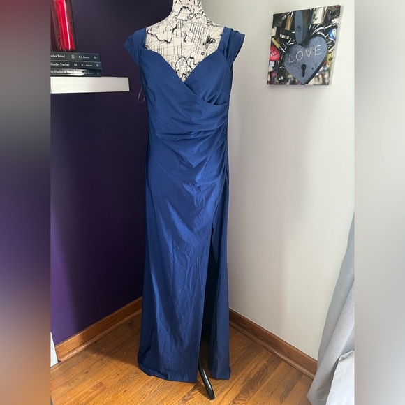 Fashion Nova Plus Size Cap Sleeve Gown NWT - Picture 1 of 11